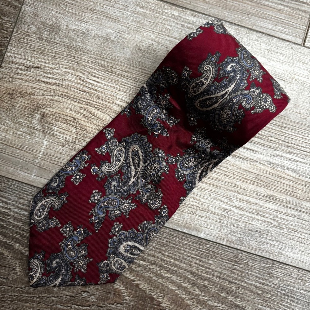 Bill Blass Men's Necktie Dark Red Floral Pattern 100% Silk - Picture 3 of 7